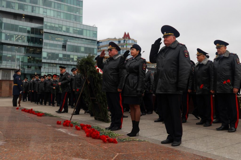 В Москве у памятника «Благодарная Россия – солдатам правопорядка, погибшим при исполнении служебного долга» делегация МВД России почтила память своих коллег В Москве у памятника «Благодарная Россия – солдатам правопорядка, погибшим при исполнении служебного долга» делегация МВД России почтила память своих коллег