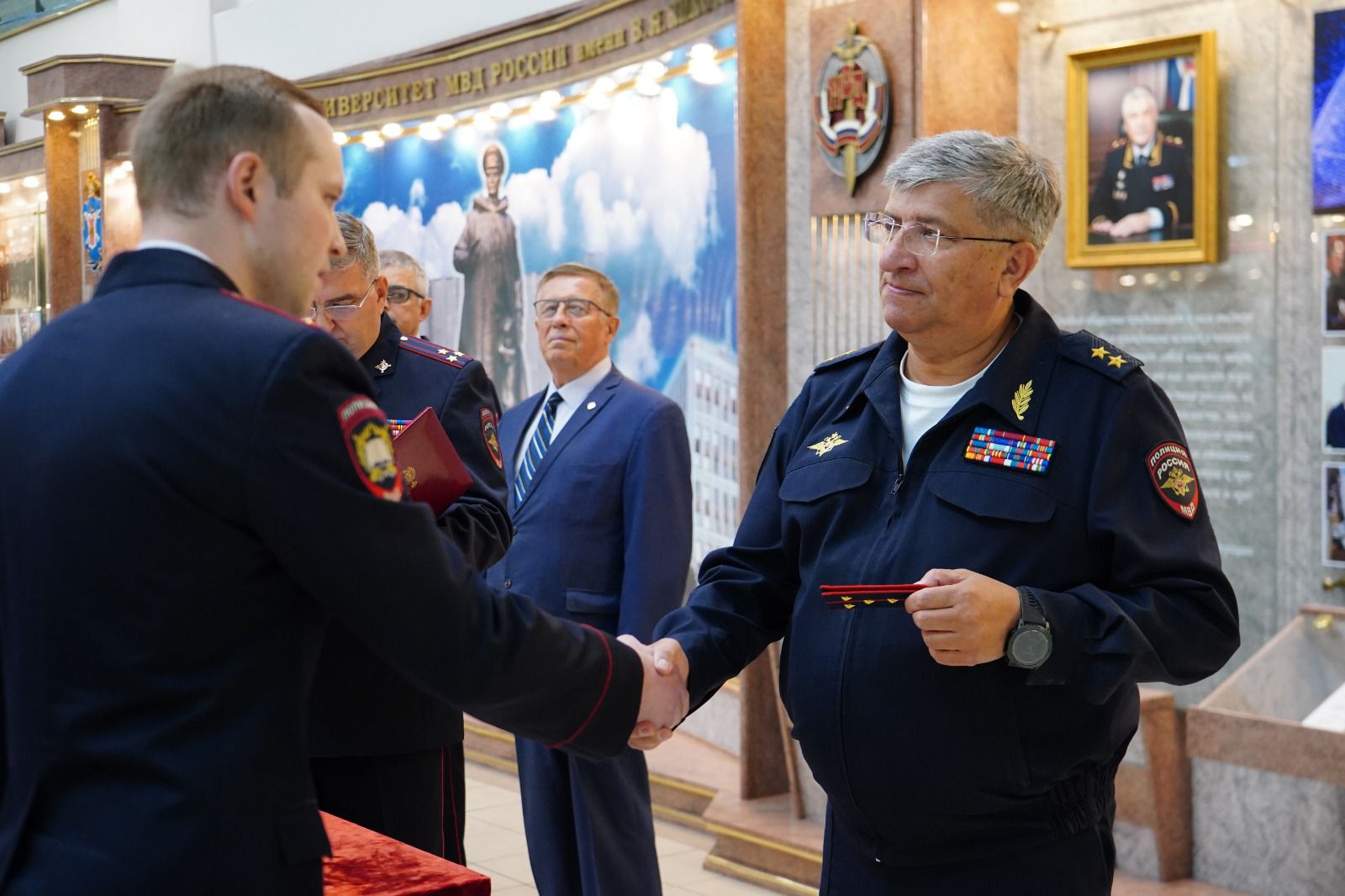 Церемония вручения офицерских погон сотрудникам  Московского университета МВД России имени В.Я. Кикотя